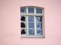 Helfer sichern die zerborstenen Fenster an der Grundschule am Schlossplatz.  