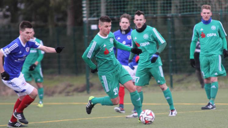 Sava-André Mihajlovic (am, hier in einem früheren Spiel) ist mit dem (Noch-)Landesliga-Team des Güstrower SC bereits heute Abend wieder im Einsatz.  