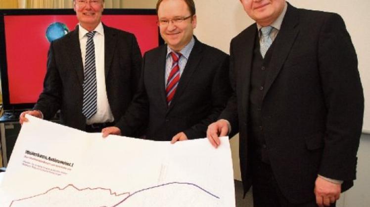Zeigen das rot umrandete Ausbaugebiet (v.  l.): Holger Rosenwanger, Dr. Andreas Koeppen und Manfred Tenfelde.  Foto: ehrich