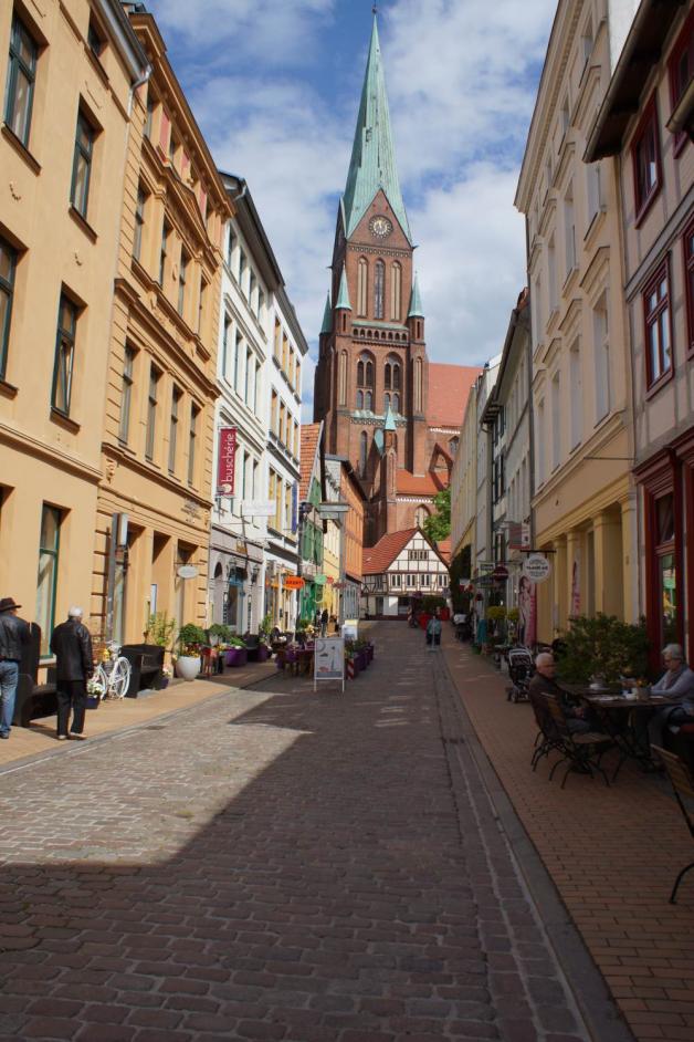 Wie auf einer Postkarte: Der Blick Entlang der Schusterstraße zum Dom. Wie auf einer Postkarte: Der Blick Entlang der Schusterstraße zum Dom.