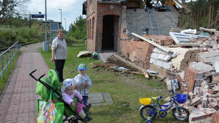 Kathi Pedersen und ihre Kinder Christopher und Jacqueline stehen vor den Trümmern. Das ehemalige Bahnhofsgebäude sollte einmal ihr Zuhause werden.