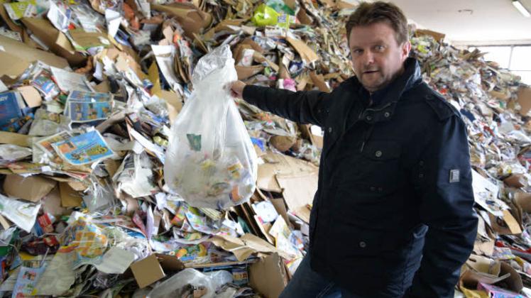 Müll im Papier. Abfallchef Steffen Grünwaldt warnt die Bürger im Landkreis vor drastischen Preiserhöhungen.  Fotos: Mayk Pohle 