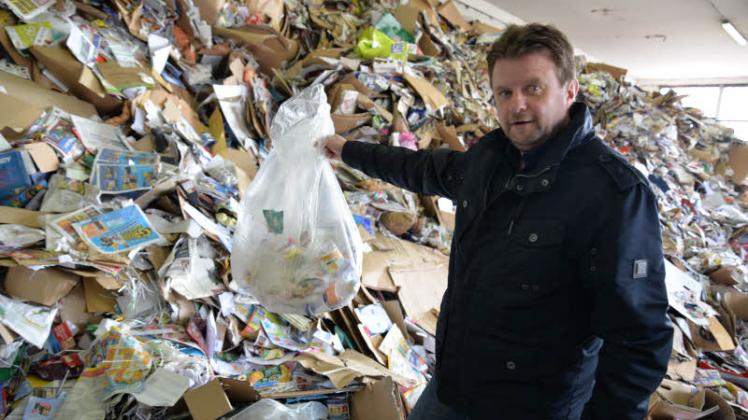Müll im Papier. Abfallchef Steffen Gründwaldt warnt die Bürger im Landkreis vor drastischen Preiserhöhungen.  Fotos: Mayk Pohle 