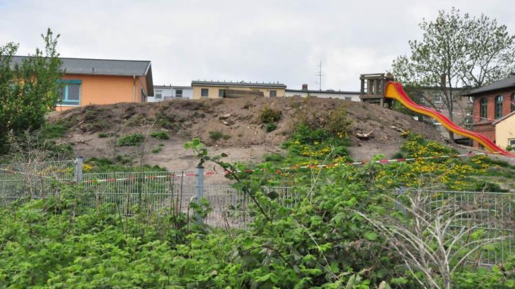 Diese „Mondlandschaft“ stört viele Eltern der Kita „Villa Traumland“. Für die Geothermie-Bohrung hatten die Stadtwerke die Fläche beräumt. Nun wurde das Projekt nach Lankow verlegt.  