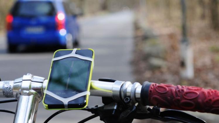 Navi am Lenker: Auf dem Markt existieren bereits mehrere Routen-Apps. Eine Potsdamer Firma hat eine spezielle Software für Radfahrer und Wanderer entwickelt, die unabhängig von Mobilfunknetzen funktioniert und alternative Strecken anzeigt.  