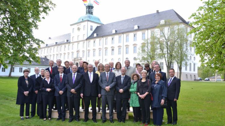 Bundesverfassungsgerichtspräsident Andreas Voßkuhle (6. von rechts) vor Schloss Gottorf im Kreise seiner Kollegen aus den Ländern.
