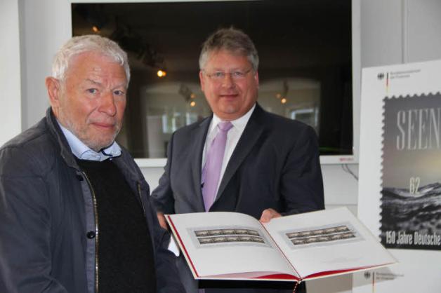 Auch der frühere Lotsenältermann Konrad Michaelis (l.) bekam von Bruno Kahl Markensätze überreicht. Auch der frühere Lotsenältermann Konrad Michaelis (l.) bekam von Bruno Kahl Markensätze überreicht.