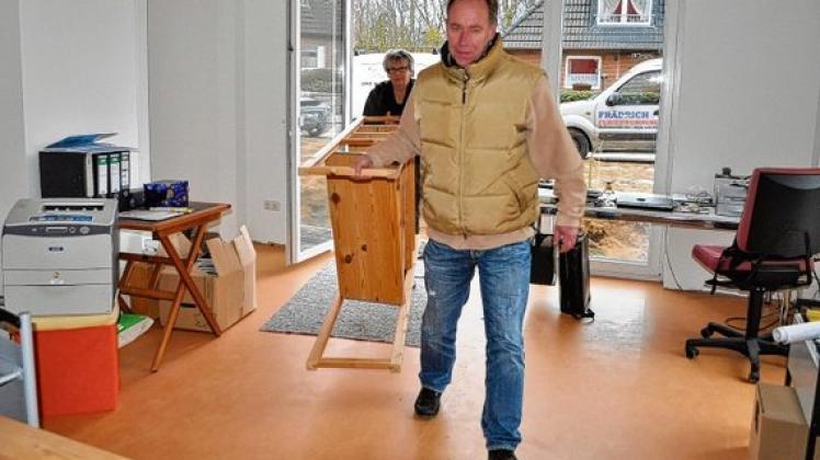 Betätigen sich als Möbelpacker: Dirk Hartmann und Annemarie Lübcke.  Foto: len