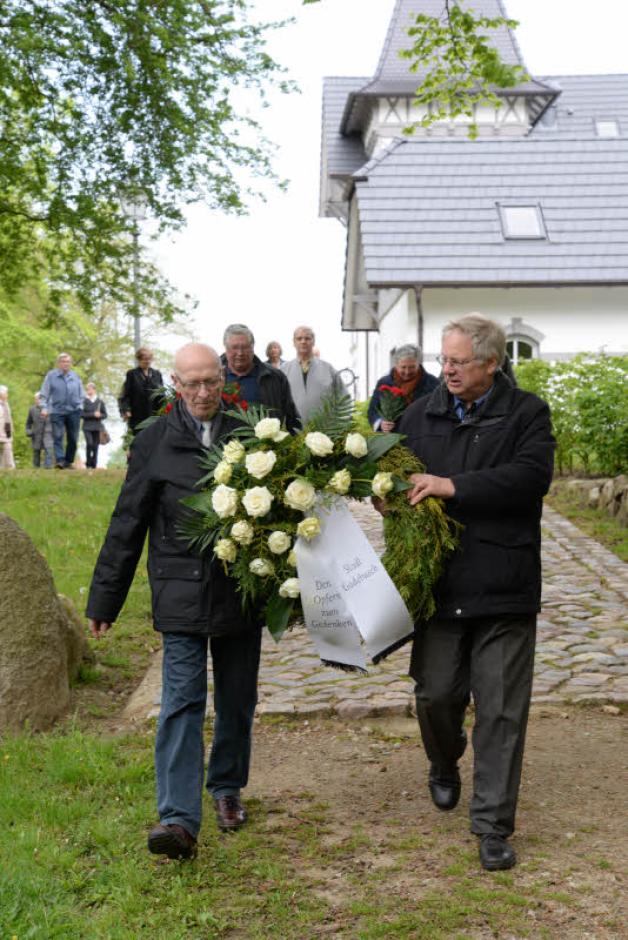 Auf dem Weg zum Denkmal in Gadebusch: Günter Blankenberg und Andreas Lausen (r.). Auf dem Weg zum Denkmal in Gadebusch: Günter Blankenberg und Andreas Lausen (r.).