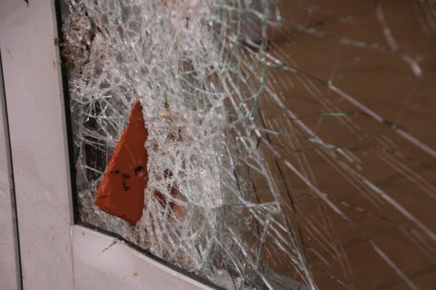 Ein Ziegelstück steckt in einem der Fenster in der Freien Schule. Ein Ziegelstück steckt in einem der Fenster in der Freien Schule.