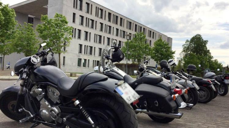 Aufgereiht: Motorräder von Hells Angels und ihren Sympathisanten stehen am Freitag vor dem Landgericht Frankfurt (Oder). Ein Rocker des Clans wurde wegen eines brutalen Überfalls auf seinen Ex-Boss zu sieben Jahren Gefängnis verurteilt. 