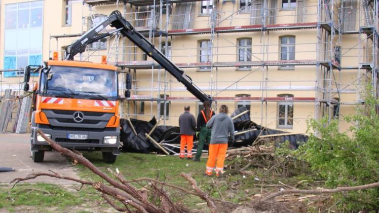 Die Rostocker Bauhofmitarbeiter haben mit den Dachtrümmern tagelang zu tun.  Fotos: Sabine Herforth 