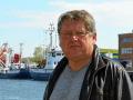 Bernd Coijanovic am alten Hafenbecken in Rostock. Das Wasser zieht den ehemaligen Hochseefischer bis heute an. 