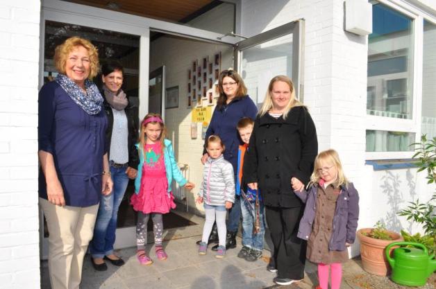 Kita-Leiterin Ingrid Rudloff (links) empfing Mütter und Kinder gestern wie gewohnt. Gestreikt wurde in Uetersen nicht.  