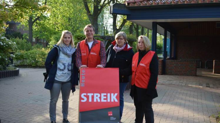 Erzieher im Streik: Stephanie Eilken (von links), Olaf Gätjens, Birgit Petsch-Furkert und Stefanie Mädler kämpfen für eine bessere Bezahlung.  