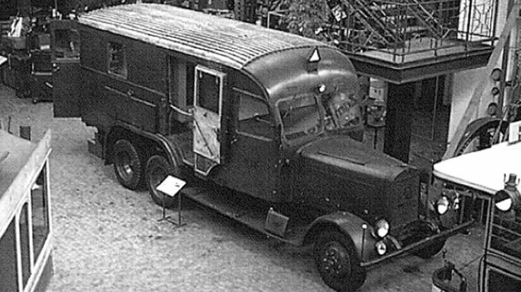 In einem Übertragungswagen der Marine wie diesem, der im Innenhof der Post an den Norderhofenden in Flensburg stationiert war, verkündete Klaus Kahlenberg das Ende des Zweiten Weltkriegs.  