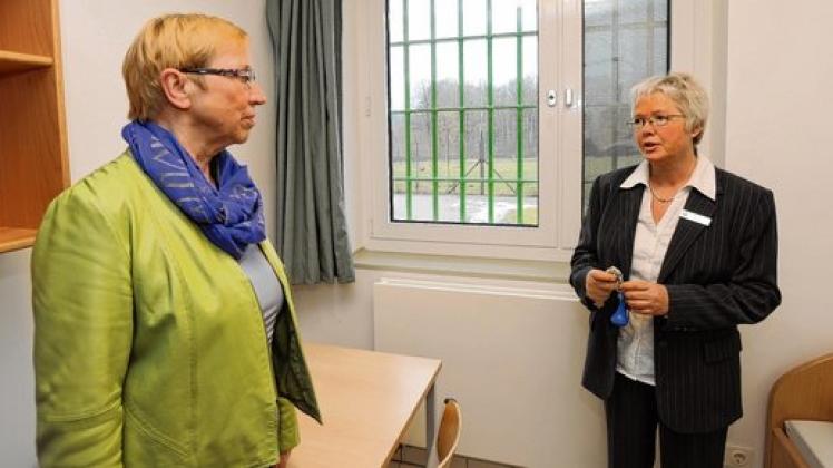 Die scheidende Verwaltungsleiterin Christa Laßmann (rechts)  führte  die Justizministerin Anke Spoorendonk durch die Anstalt und zeigte ihr dabei auch die Arresträume. Foto: Ziehm