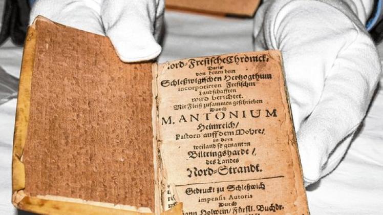 Mit Glacé-Handschuhen angefasst: das Original der Chronik von 1668. Foto: rah