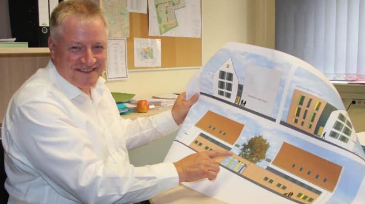 Technik-Chef Ulrich Reimer zeigt, wie die neuen Gebäude von Kattrepel aus aussehen sollen  
