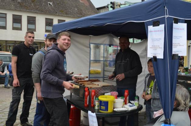 Bratwurst für die Helfer: Christoph Nawrot, Michael Tempelmann und Tom Ressen (v.l.) stärken sich beim Grillstand von Ralf Steichert (r.). Bratwurst für die Helfer: Christoph Nawrot, Michael Tempelmann und Tom Ressen (v.l.) stärken sich beim Grillstand von Ralf Steichert (r.).