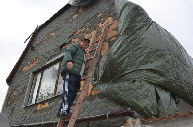 Totalschaden hat Bernd Giseking am Dach seiner Ferienwohnungen.  