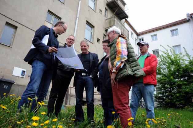 Blick in die Pläne: Architekt Stefan Rimpel erläutert die Bauphasen. 2017 soll der Hort in der Werderstraße eröffnet werden. Blick in die Pläne: Architekt Stefan Rimpel erläutert die Bauphasen. 2017 soll der Hort in der Werderstraße eröffnet werden.