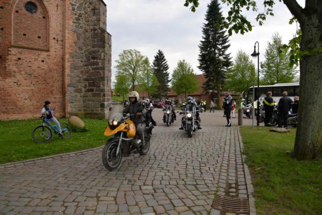 Ankunft der Fahrer am Kloster in Zarrentin.  Fotos: Pohle (2) 