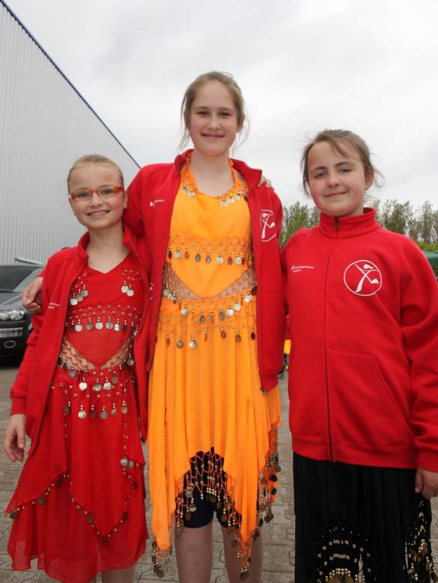Emilie, Alexandra und Lena (v. l.) sind ,,Perlen aus Groß Klein“. Die Tanzgruppe nahm am Bühnenprogramm teil. Emilie, Alexandra und Lena (v. l.) sind ,,Perlen aus Groß Klein“. Die Tanzgruppe nahm am Bühnenprogramm teil.
