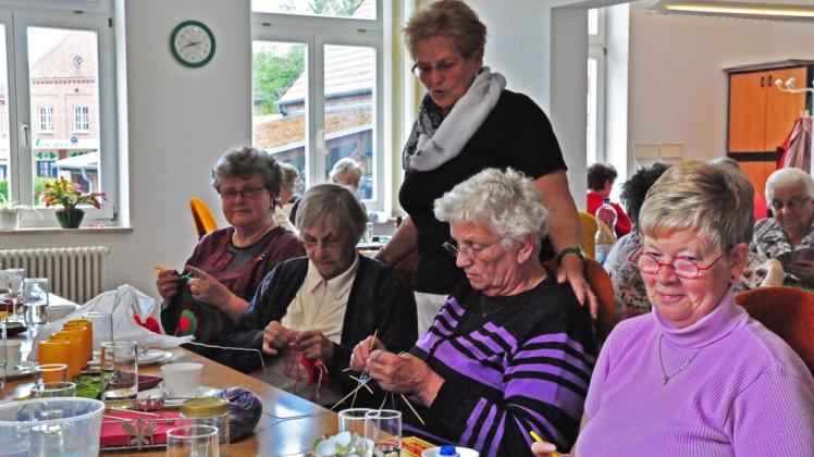 Treffen sich jeden Mittwoch: Einmal in der Woche kommen auch diese Handarbeits-Damen zu Christa Bothe (stehend) in den Senioren-Treff in das Crivitzer Bürgerhaus.  Fotos: Katja Müller (2) 