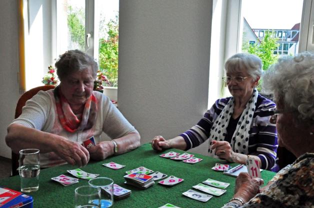 Gesellige Runde: Rotraud Koch, Gertrud Engel und Christel Scharfenberg (v.l.) beim Kartenspielen