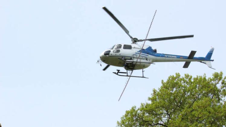 In Eldenburg begann gestern der Einsatz gegen den Eichenprozessionsspinner mit zwei Hubschraubern.  Fotos: Torsten Gottschalk (2) 
