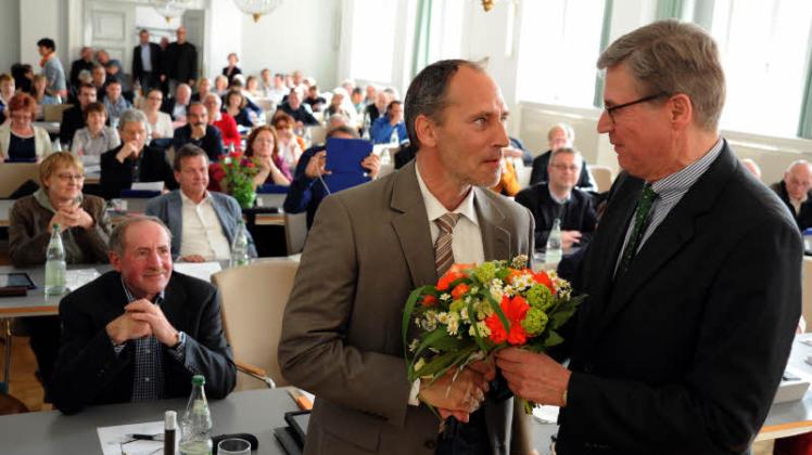Blumen vom Stadtpräsidenten: Stephan Nolte (r.) gratuliert dem gewählten Dezernenten Andreas Ruhl (SPD). 
