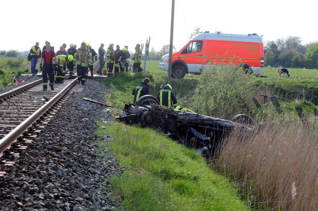 Ein Kind kam beim Unfall an der Bahnstrecke in Nordfriesland ums Leben.