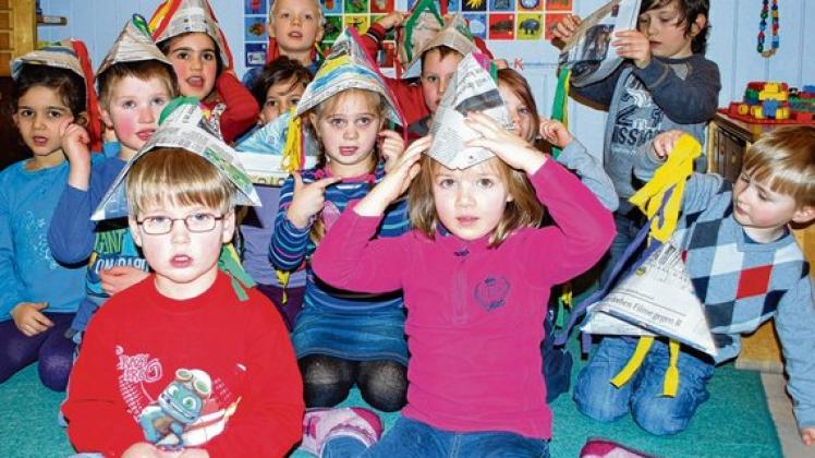 "Mein Hut, der hat drei Ecken" - fröhlich sangen die Kinder der Maikäfergruppe des Vicelin-Kindergartens das Lied. Foto: Moritzen