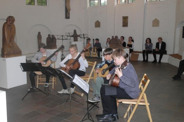 Schüler der Musikschule proben für das Frühlingskonzert in der Gertrudenkapelle.  