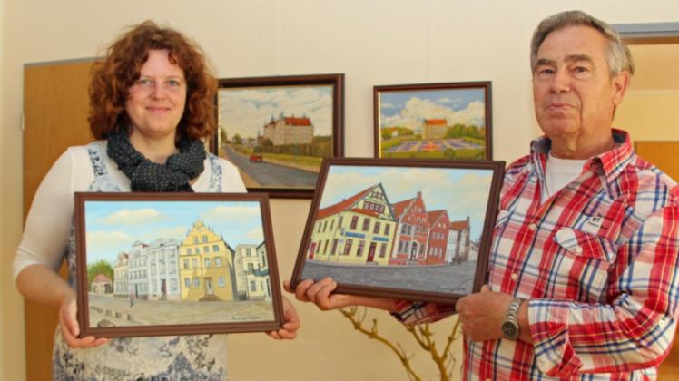 Peter Armster und Ilona Hänsel vom Awo-Familienzentrum zeigen einige Bilder – von Am Berge und der Mühlenstraße sowie dem Schloss.  