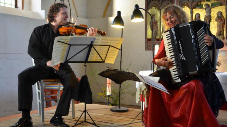 Seit vielen Jahren sind die Lübecker Musiker Jan Baruschke und Martina Tegtmeyer ein eingespieltes Duo.  