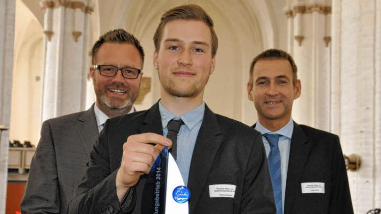Stolz zeigen Azubi Patrick Slopsema (M.), IHK-Präsident Claus Ruhe Madsen (l.) und Felix Scharff von der Messe- und Stadthallengesellschaft den Preis als Top-Ausbildungsbetrieb 2014.  