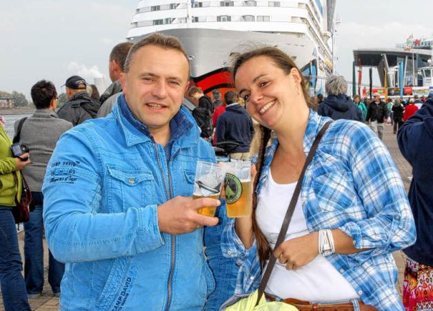 Nach Jahren trafen sich Torsten Soost und Katja Alexy zufällig auf der Portparty in Warnemünde wieder. Darauf stießen sie an.