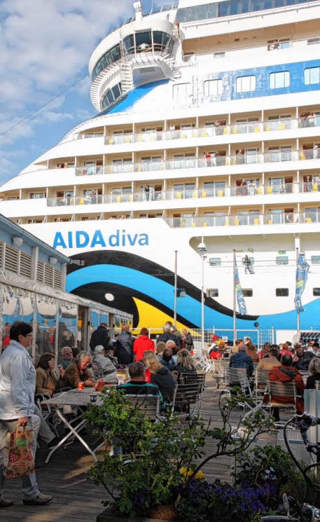 Kurz vor dem Auslaufen der „Aidadiva“ waren die Sitzplätze am Pier 7 heiß begehrt. Kurz vor dem Auslaufen der „Aidadiva“ waren die Sitzplätze am Pier 7 heiß begehrt.