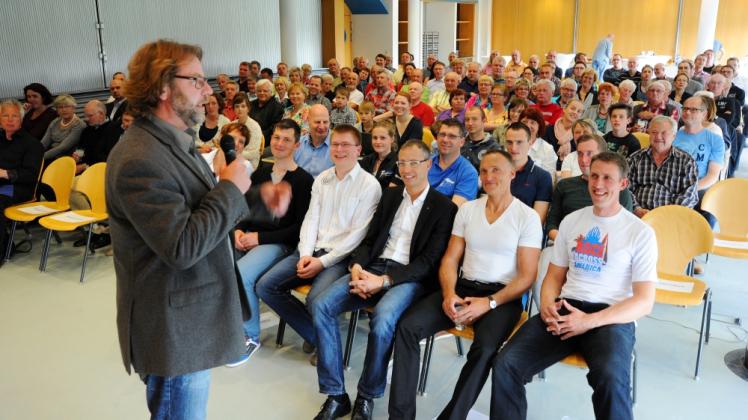 SVZ-Chefredakteur Michael Seidel begrüßt 150 Leser unserer Zeitung zu einem erlebnisreichen Abend.   Fotos: Reinhard Klawitter 
