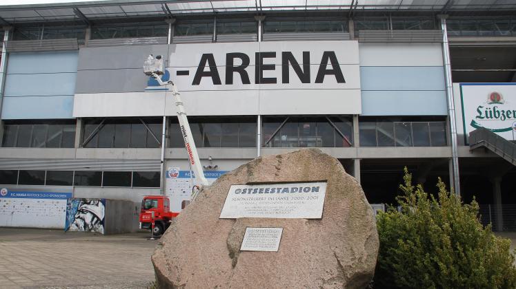 Maler überstreichen Schriftzug "DKB-Arena". Spielstätte des FC Hansa heißt ab sofort wieder Ostseestadion
