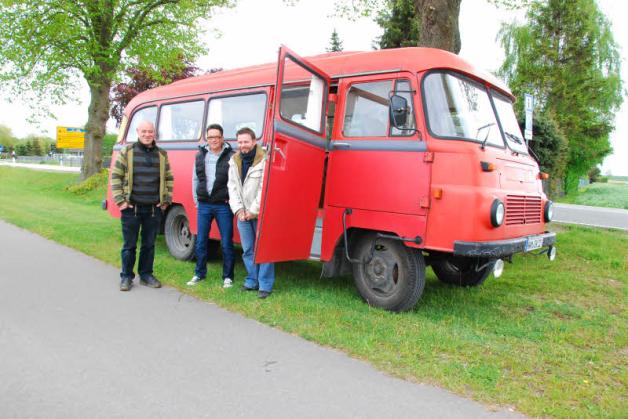 Der alte rote Bus war in diesem Jahr das Transportmittel der Gadebuscher. Der alte rote Bus war in diesem Jahr das Transportmittel der Gadebuscher.