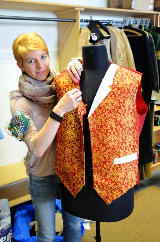 Gewandmeisterin Ramona Andruschkewitsch arbeitet am Kostüm für den Baron Douphol. 