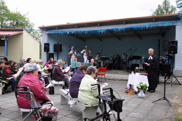 Ungewöhnlich, aber gut angenommen: Integration des Gottesdienstes in das Volksfest.  Fotos: Manuela Kuhlmann 