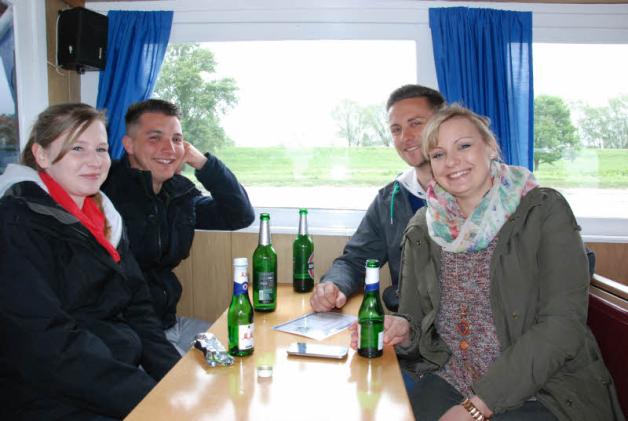 Gemültich per Dampfer ließen sich Myriam Alcantara, Christoph Maasch, Kevin Bihl und Jennifer Rath nach Hinzdorf schippern. Gemültich per Dampfer ließen sich Myriam Alcantara, Christoph Maasch, Kevin Bihl und Jennifer Rath nach Hinzdorf schippern.