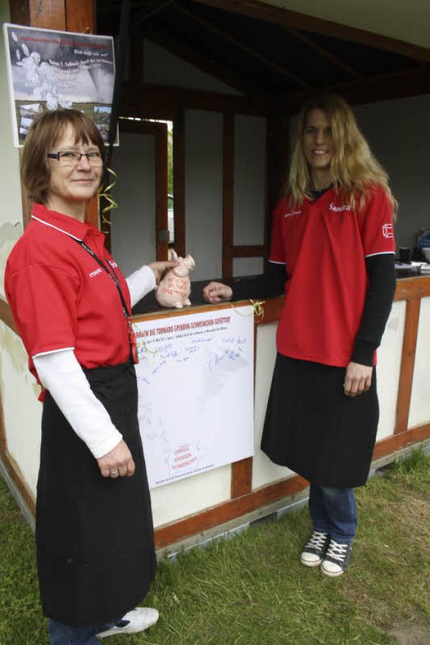 Sigrid Raunick und Sandra Wermke vom Kultverband Neuendorf unterstützen ebenso die Spendenaktion. Sie sorgten beim Derby für den Ausschank. 