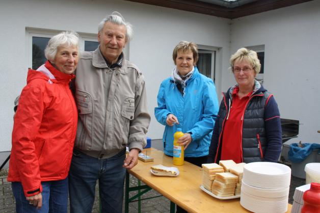 Siegfried Mellentin und seine Partnerin Frieda Schiklinski holten sich bei Ute Kühn und Christiane Finck in der Pause eine Bratwurst. 