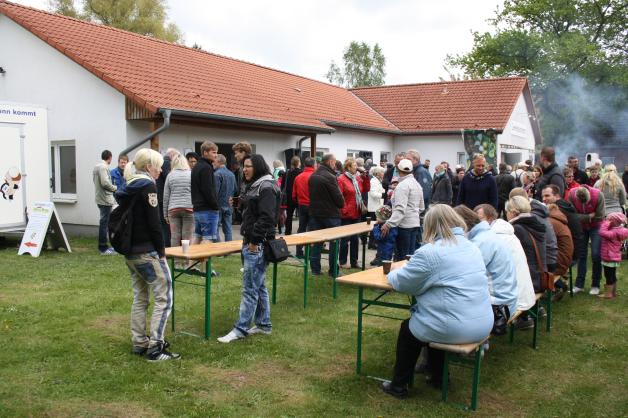 Nach dem Spiel war für alle geselliges Klönen angesagt. Nach dem Spiel war für alle geselliges Klönen angesagt.