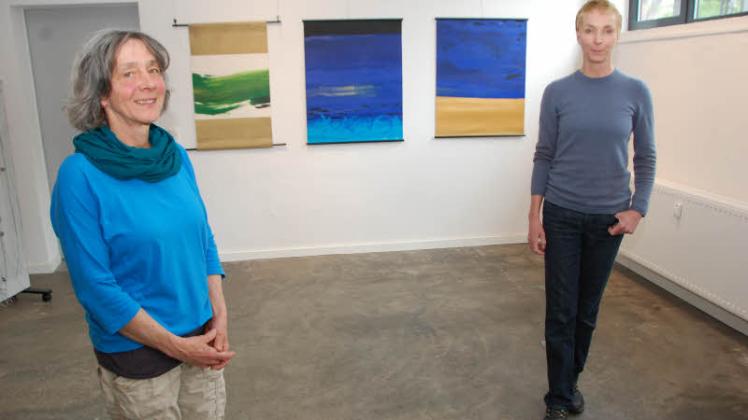 Anna Brunner-Mocka (l.) und Friederike Boissevain mit Arbeiten des japanischen Künstlers Kazuaki Tanahashi. 